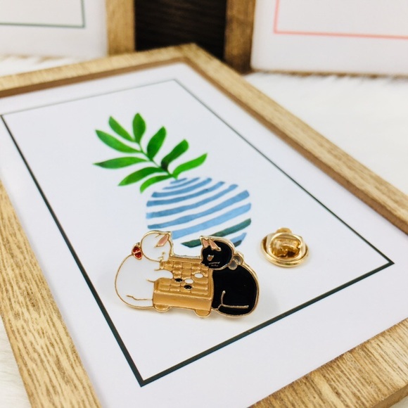 ‼️Bundled Only‼️Cute Cats Playing Chess Pin - Picture 2 of 4